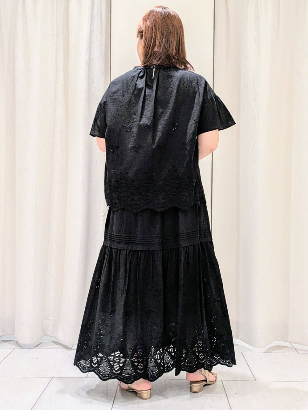 ブラック系のシャツ/ブラウス、ブラック系のスカートを着用したレディースの夏コーディネートの6枚目の写真