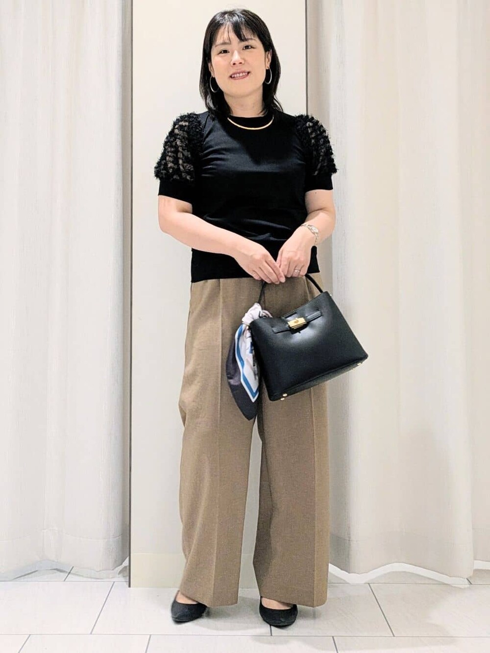 ブラック系のTシャツ/カットソー、ブラウン系のその他パンツを着用したレディースの夏コーディネートの2枚目の写真