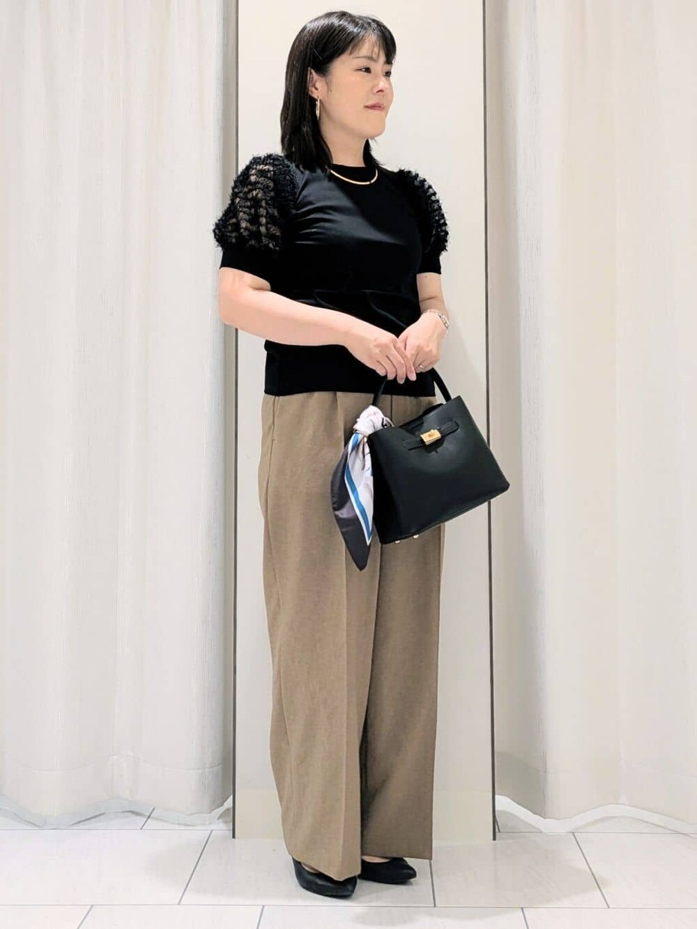 ブラック系のTシャツ/カットソー、ブラウン系のその他パンツを着用したレディースの夏コーディネートの3枚目の写真