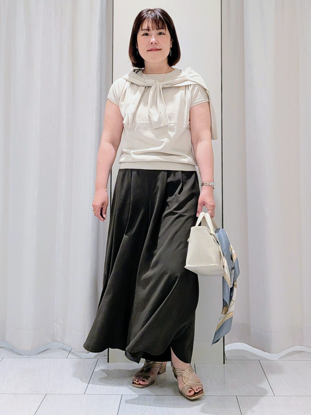 ベージュ系のカーディガン/ボレロ、ベージュ系のニット/セーター、ブラウン系のその他パンツを着用したレディースの夏コーディネートの10枚目の写真