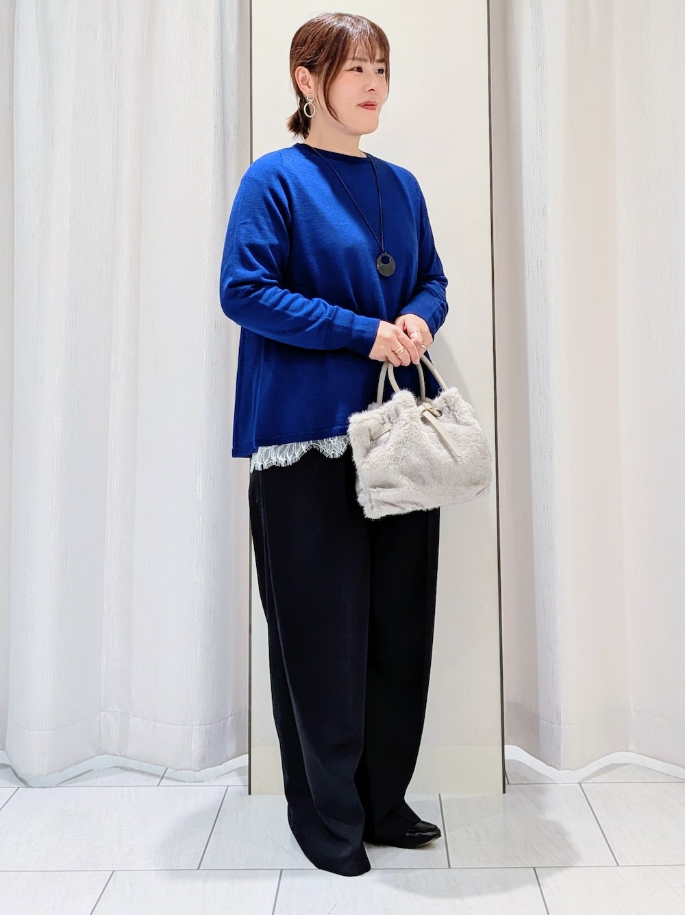 ブルー系のニット/セーター、ホワイト系のTシャツ/カットソー、ブラック系のその他パンツを着用したレディースの秋コーディネートの10枚目の写真