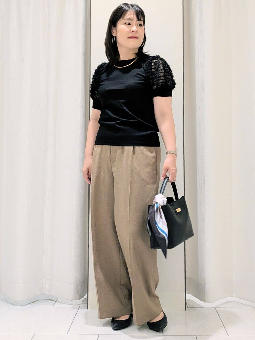 ブラック系のTシャツ/カットソー、ブラウン系のその他パンツを着用したレディースの夏コーディネートの6枚目の写真