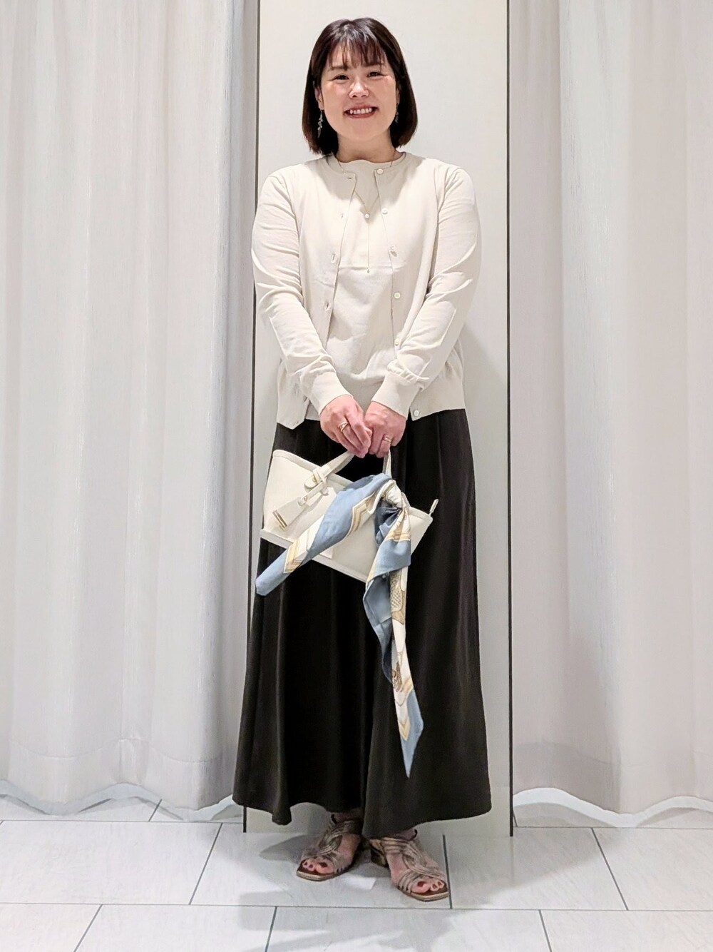 ベージュ系のカーディガン/ボレロ、ベージュ系のニット/セーター、ブラウン系のその他パンツを着用したレディースの夏コーディネートの2枚目の写真