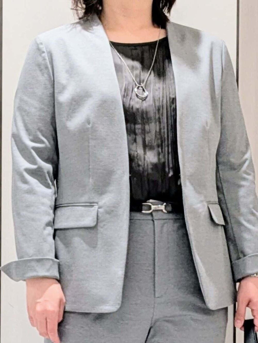 グレー系のノーカラージャケット、グレー系のシャツ/ブラウス、グレー系のその他パンツを着用したレディースの春コーディネートの10枚目の写真