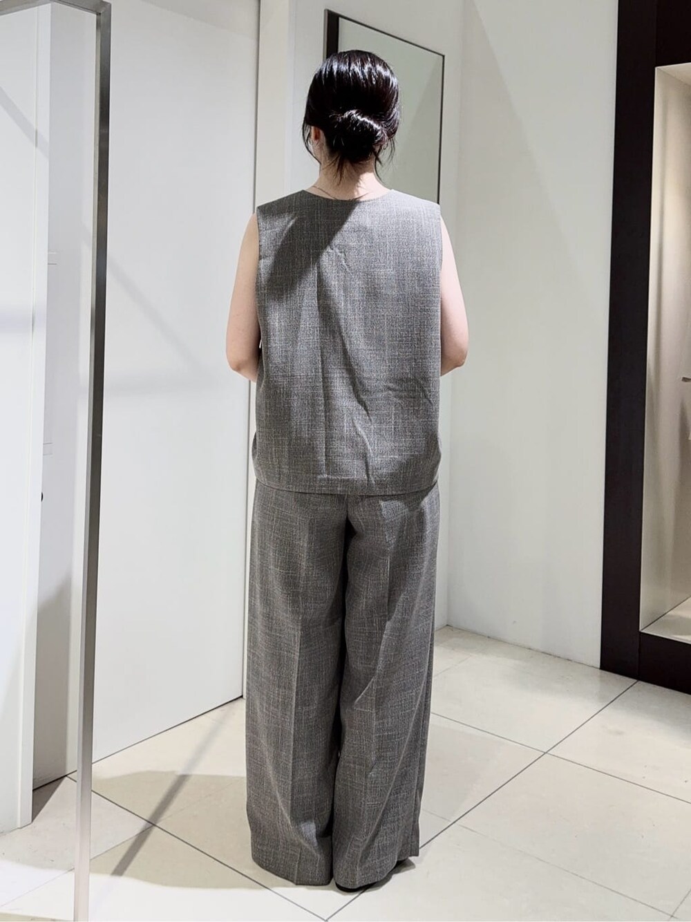 ベージュ系のシャツ/ブラウス、ブラック系のタンクトップ、ベージュ系のその他パンツを着用したレディースの夏コーディネートの3枚目の写真