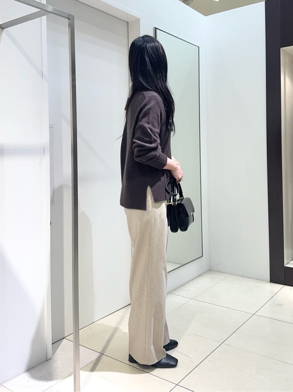 ブラウン系のニット/セーター、ベージュ系のその他パンツを着用したレディースの冬コーディネートの2枚目の写真