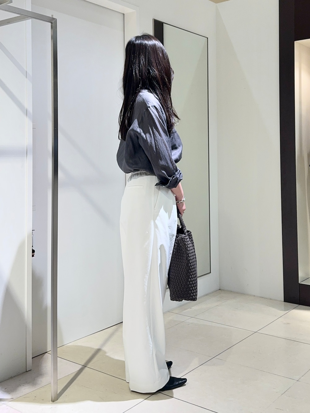 ホワイト系のその他パンツ、グレー系のシャツ/ブラウスを着用したレディースの春コーディネートの2枚目の写真