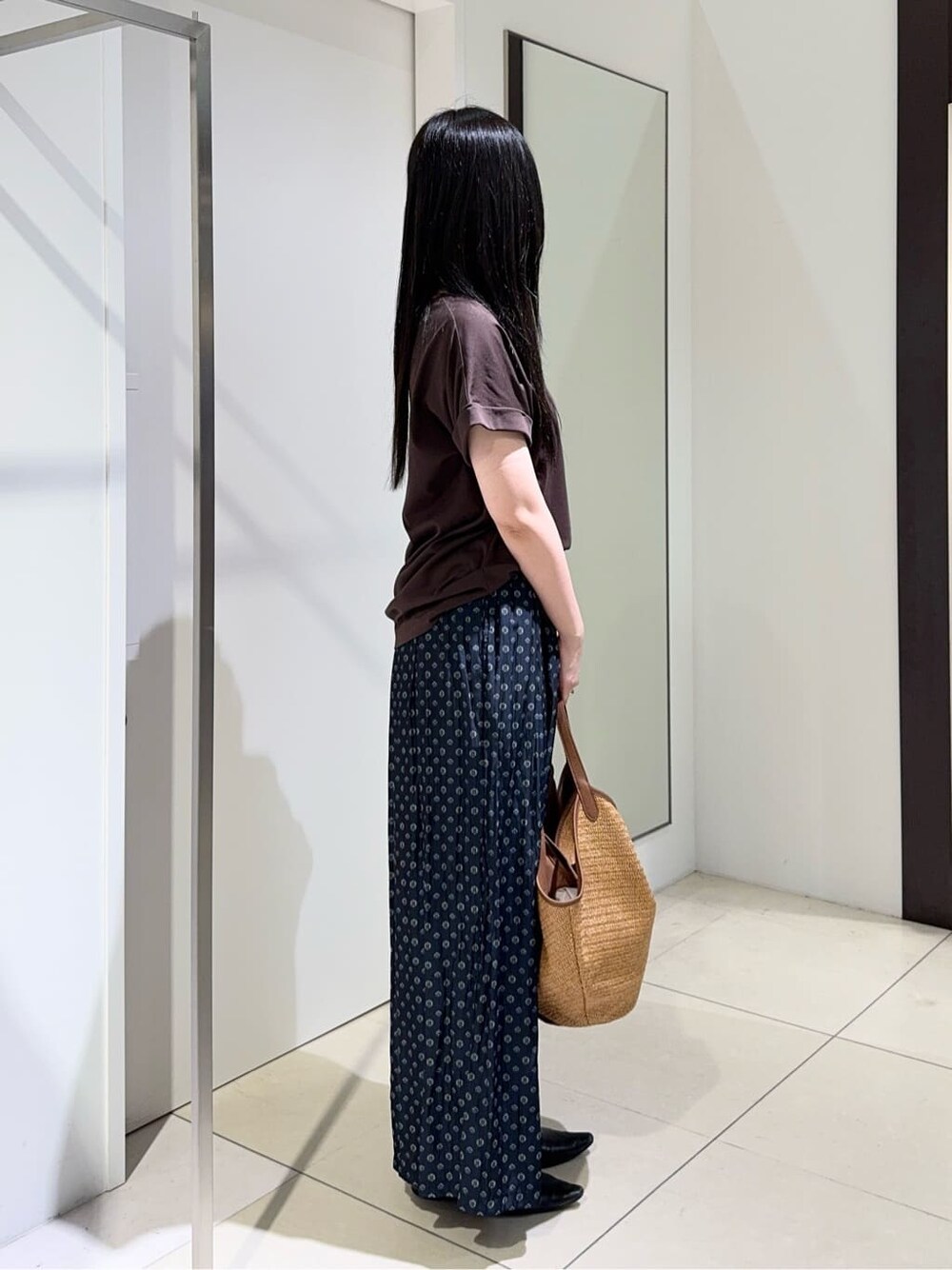 ブラウン系のTシャツ/カットソー、ブルー系のその他パンツを着用したレディースの春コーディネートの2枚目の写真