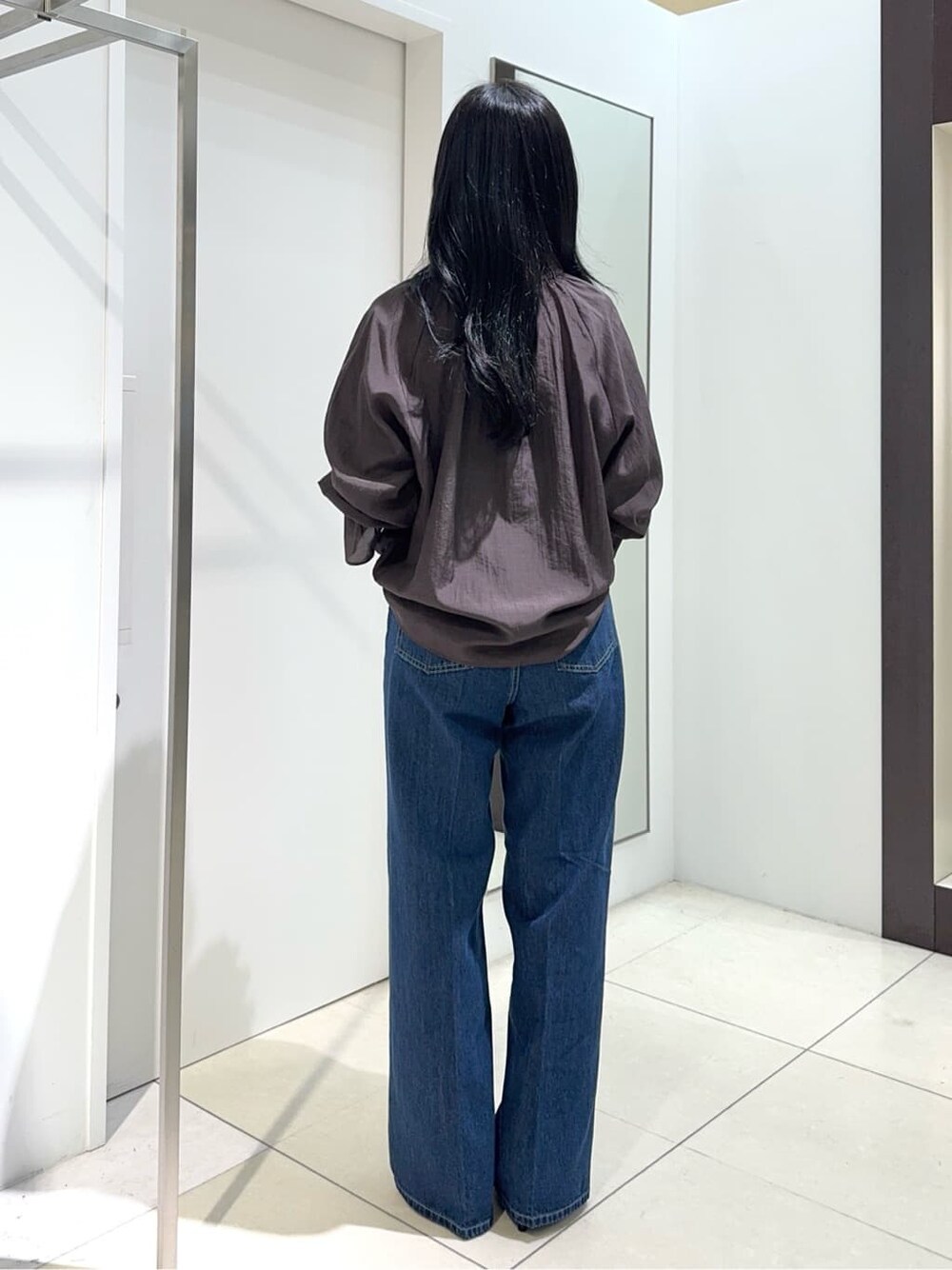 ブラウン系のシャツ/ブラウス、ブルー系のデニムパンツ、ブラック系のパンプスを着用したレディースの夏コーディネートの3枚目の写真