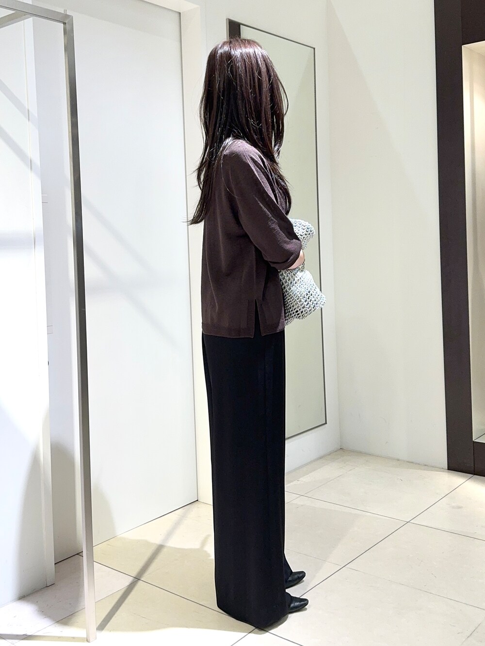 ブラウン系のニット/セーター、ブラック系のその他パンツ、シルバー系のトートバッグを着用したレディースの夏コーディネートの2枚目の写真