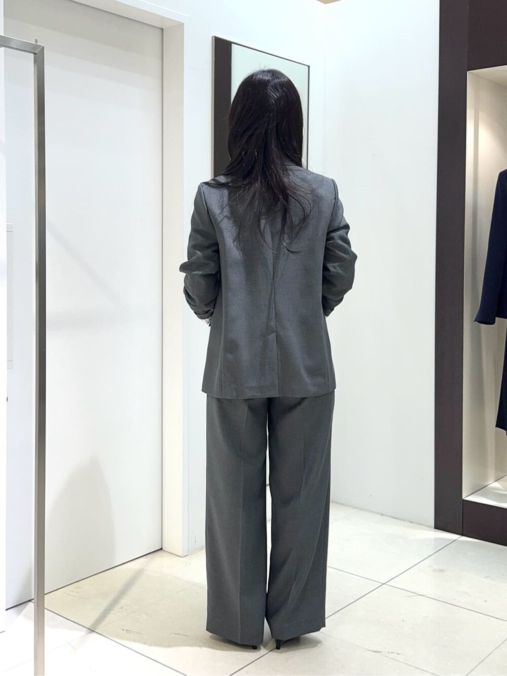 グレー系のテーラードジャケット、ブラック系のニット/セーター、グレー系のその他パンツを着用したレディースの冬コーディネートの3枚目の写真