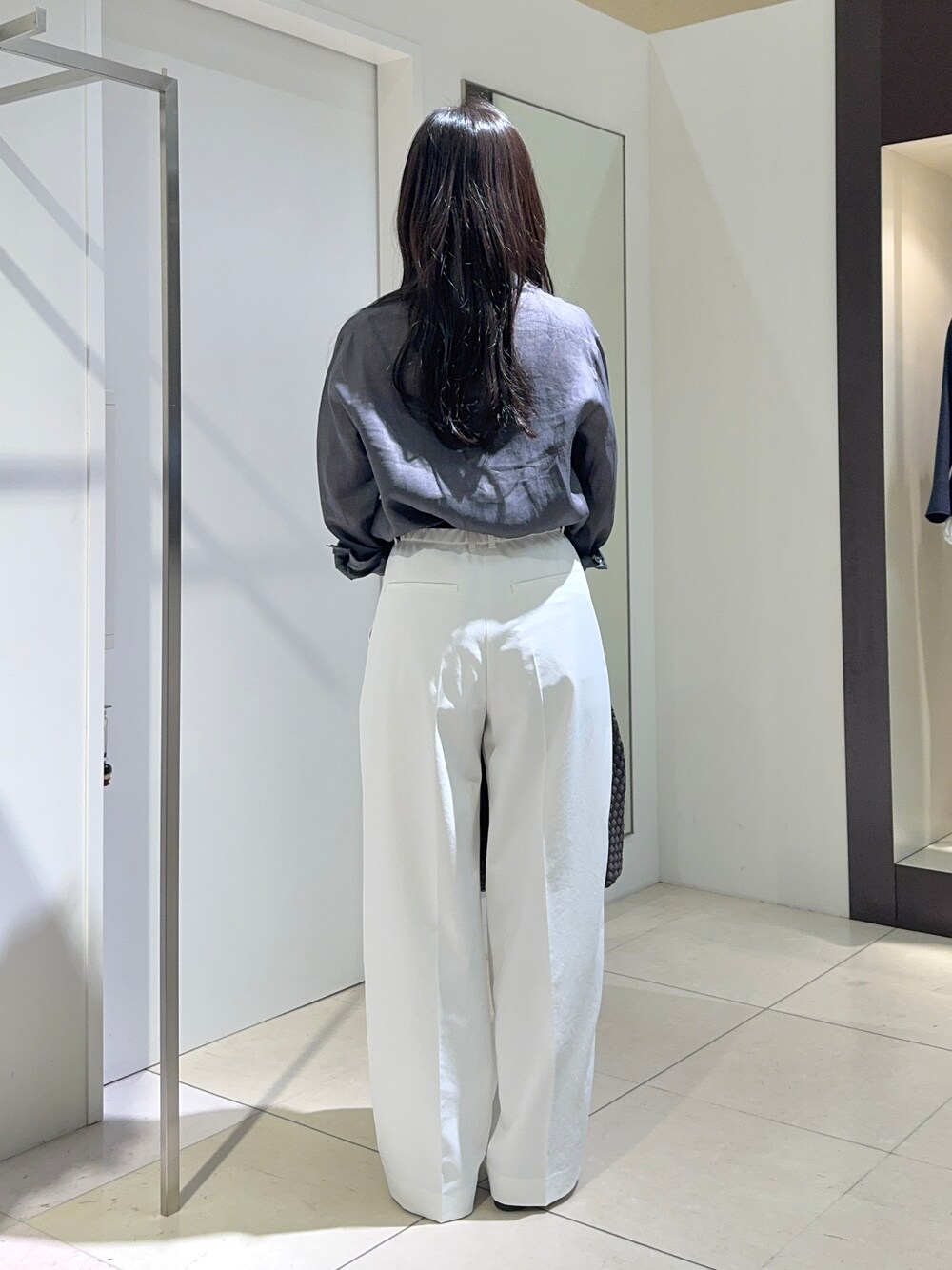 グレー系のシャツ/ブラウス、ホワイト系のその他パンツを着用したレディースの春コーディネートの3枚目の写真