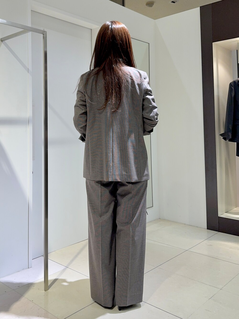 ベージュ系のテーラードジャケット、ブラック系のTシャツ/カットソー、ベージュ系のその他パンツを着用したレディースの秋コーディネートの4枚目の写真