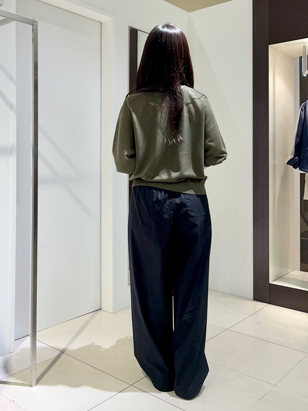 グリーン系のカーディガン/ボレロ、ブラック系のその他パンツを着用したレディースの春コーディネートの3枚目の写真
