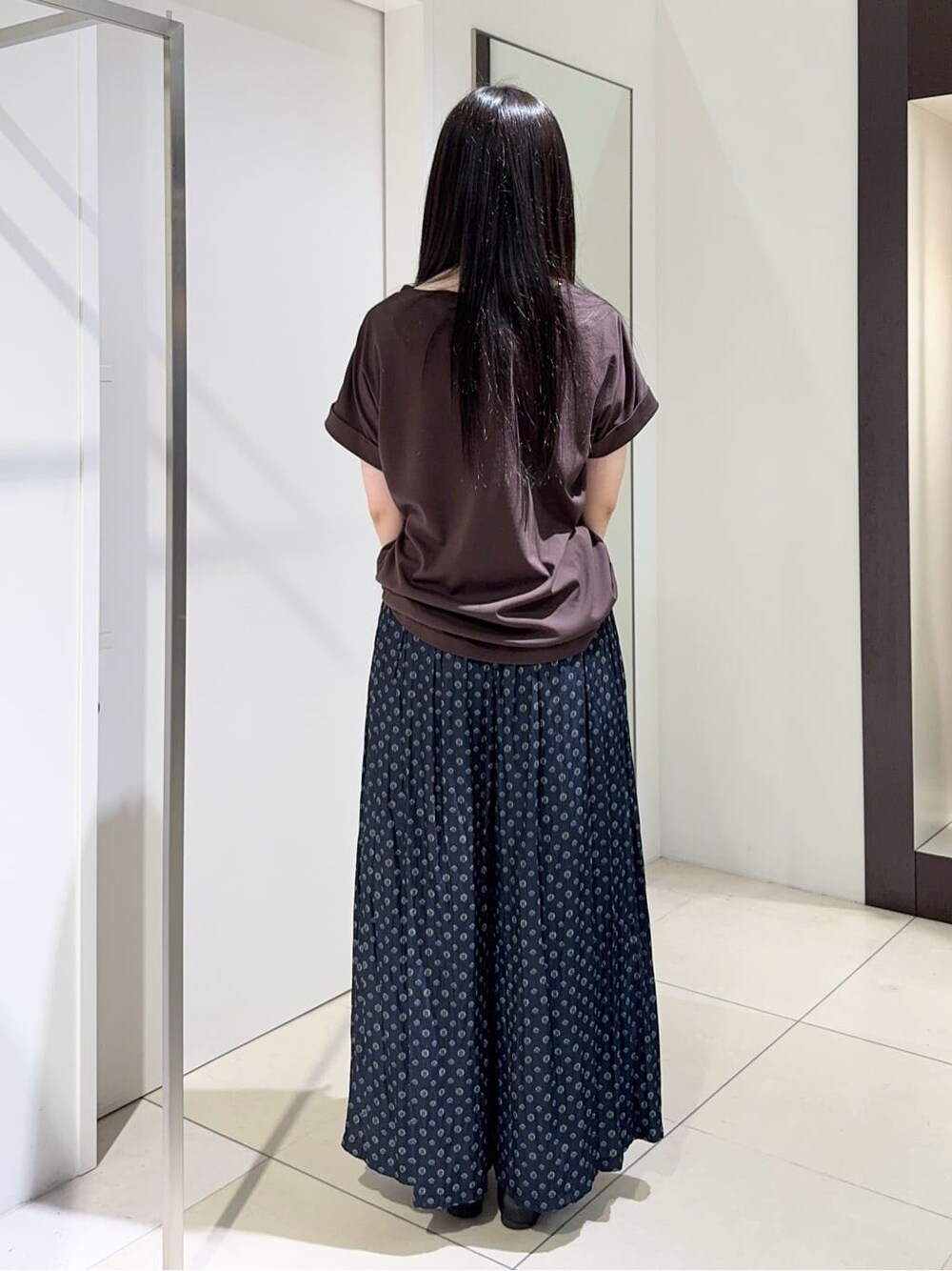 ブラウン系のTシャツ/カットソー、ブルー系のその他パンツを着用したレディースの春コーディネートの3枚目の写真