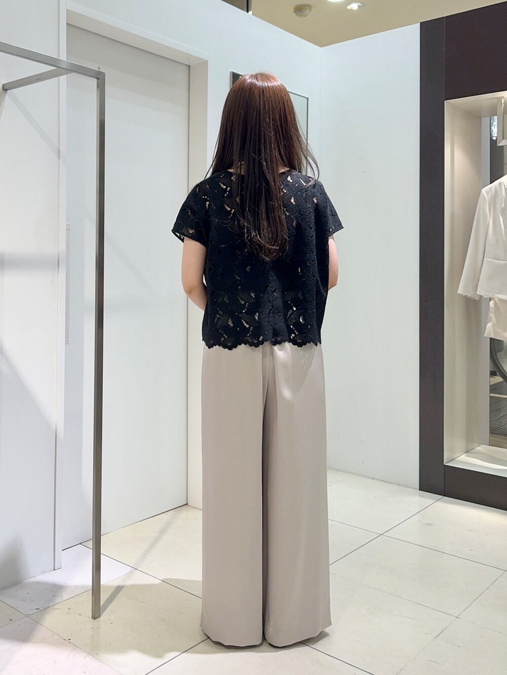 ブラック系のシャツ/ブラウス、ベージュ系のその他パンツを着用したレディースの夏コーディネートの3枚目の写真