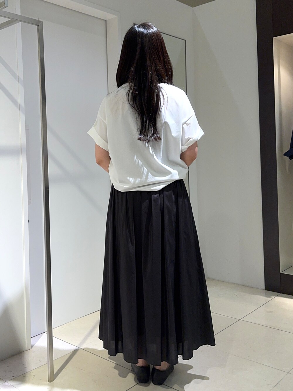 ホワイト系のTシャツ/カットソー、ブラウン系のスカートを着用したレディースの春コーディネートの3枚目の写真
