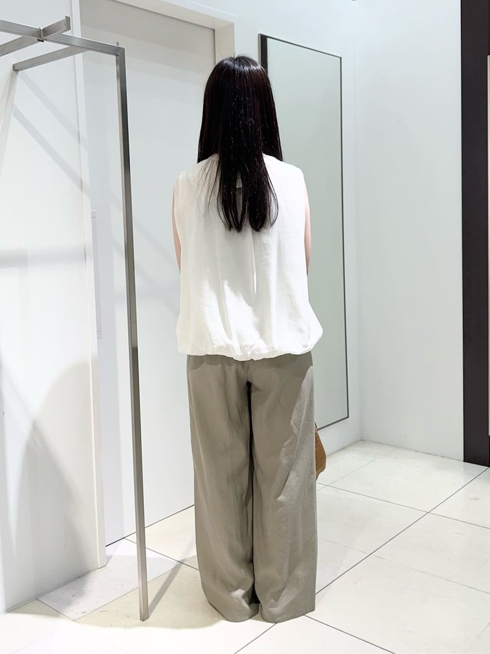 ホワイト系のシャツ/ブラウス、グリーン系のその他パンツを着用したレディースの夏コーディネートの3枚目の写真