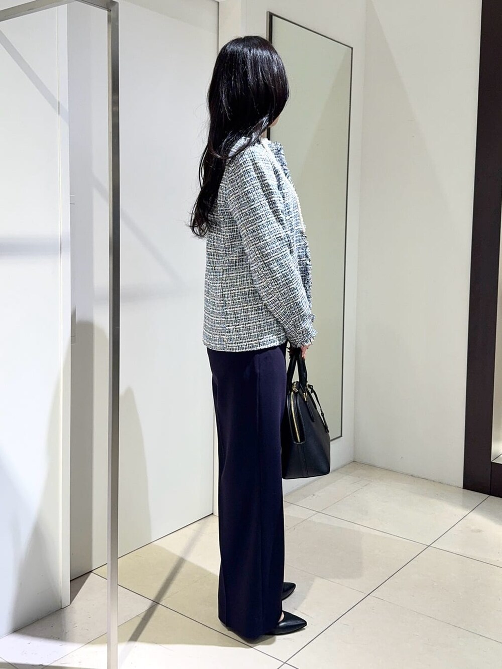 ブルー系のノーカラージャケット、ホワイト系のシャツ/ブラウス、ブルー系のその他パンツを着用したレディースの冬コーディネートの2枚目の写真