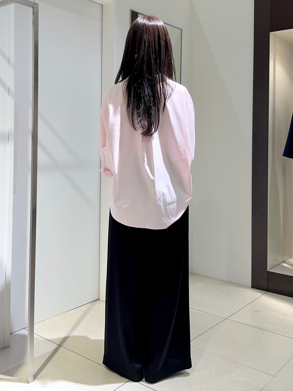 ピンク系のシャツ/ブラウス、ブラック系のその他パンツ、ベージュ系のトートバッグを着用したレディースの夏コーディネートの3枚目の写真