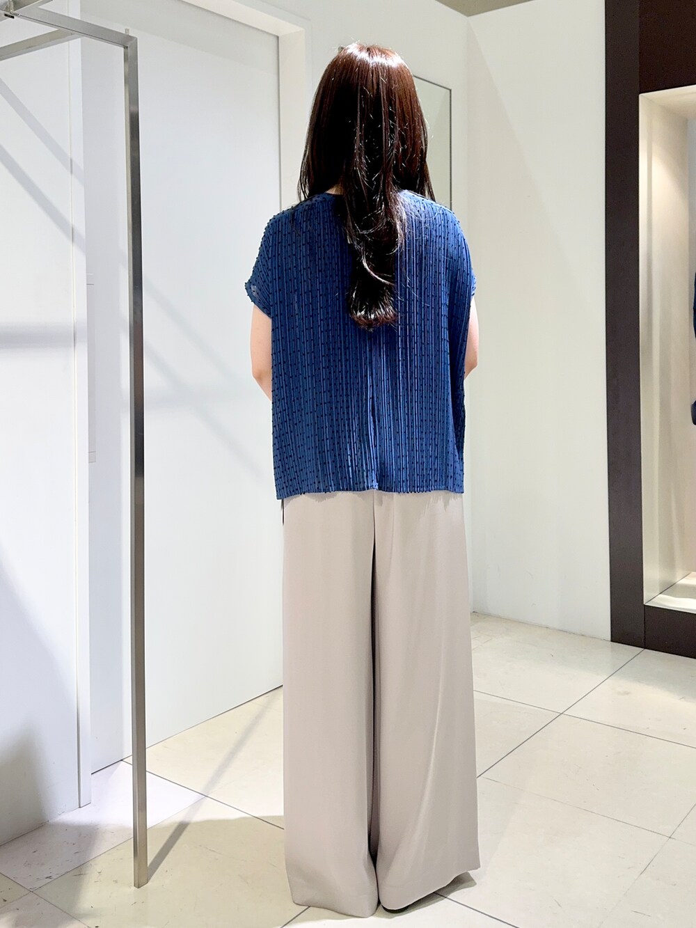 ブルー系のシャツ/ブラウス、ベージュ系のその他パンツを着用したレディースの夏コーディネートの3枚目の写真