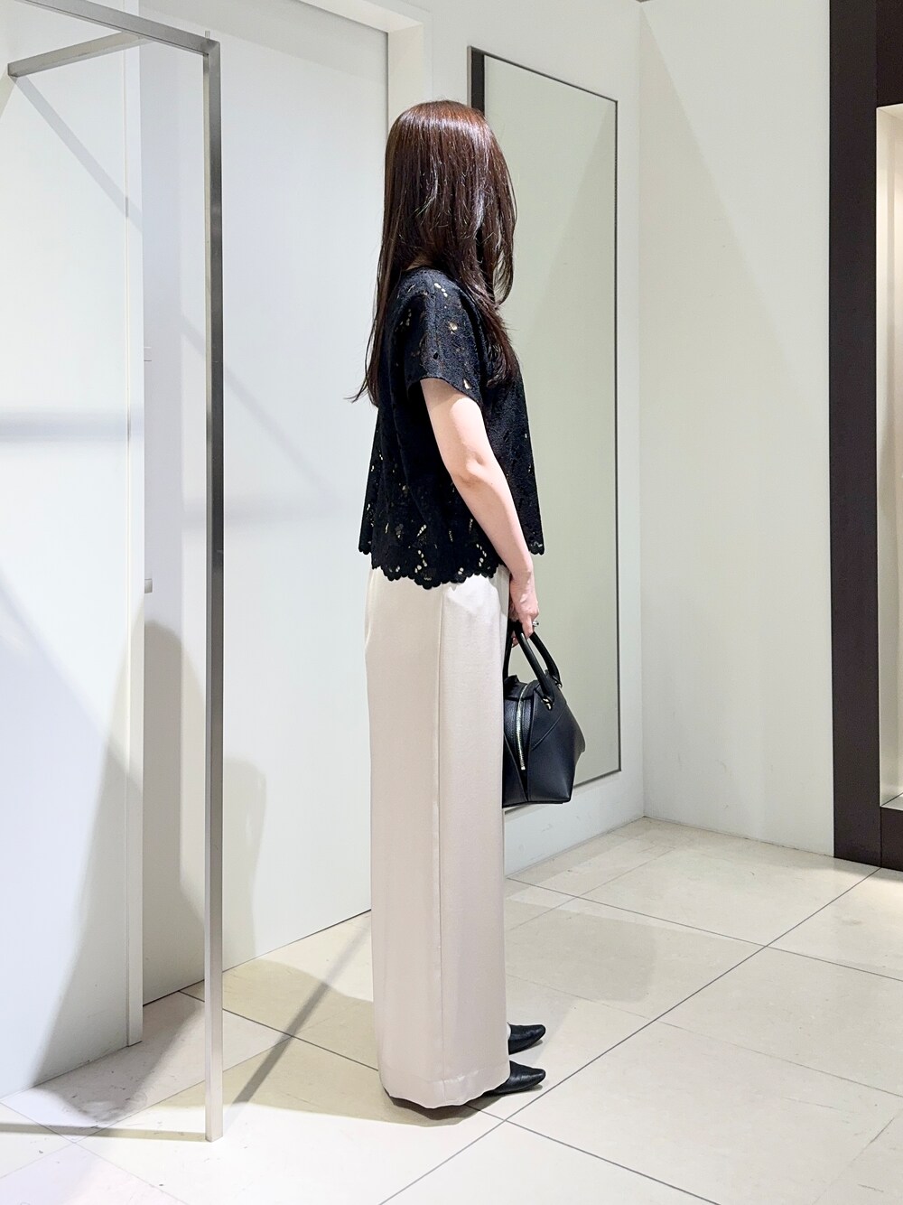 ブラック系のシャツ/ブラウス、ベージュ系のその他パンツを着用したレディースの夏コーディネートの2枚目の写真