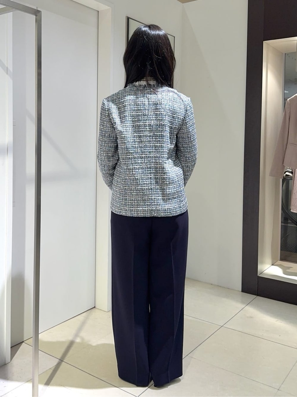 ブルー系のノーカラージャケット、ホワイト系のシャツ/ブラウス、ブルー系のその他パンツを着用したレディースの冬コーディネートの3枚目の写真