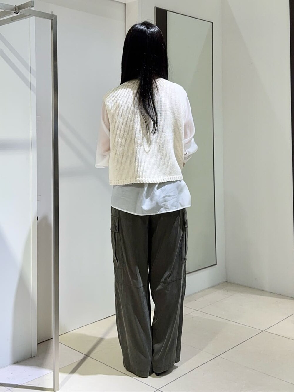 ホワイト系のニット/セーター、ホワイト系のシャツ/ブラウス、グリーン系のその他パンツを着用したレディースの秋コーディネートの3枚目の写真