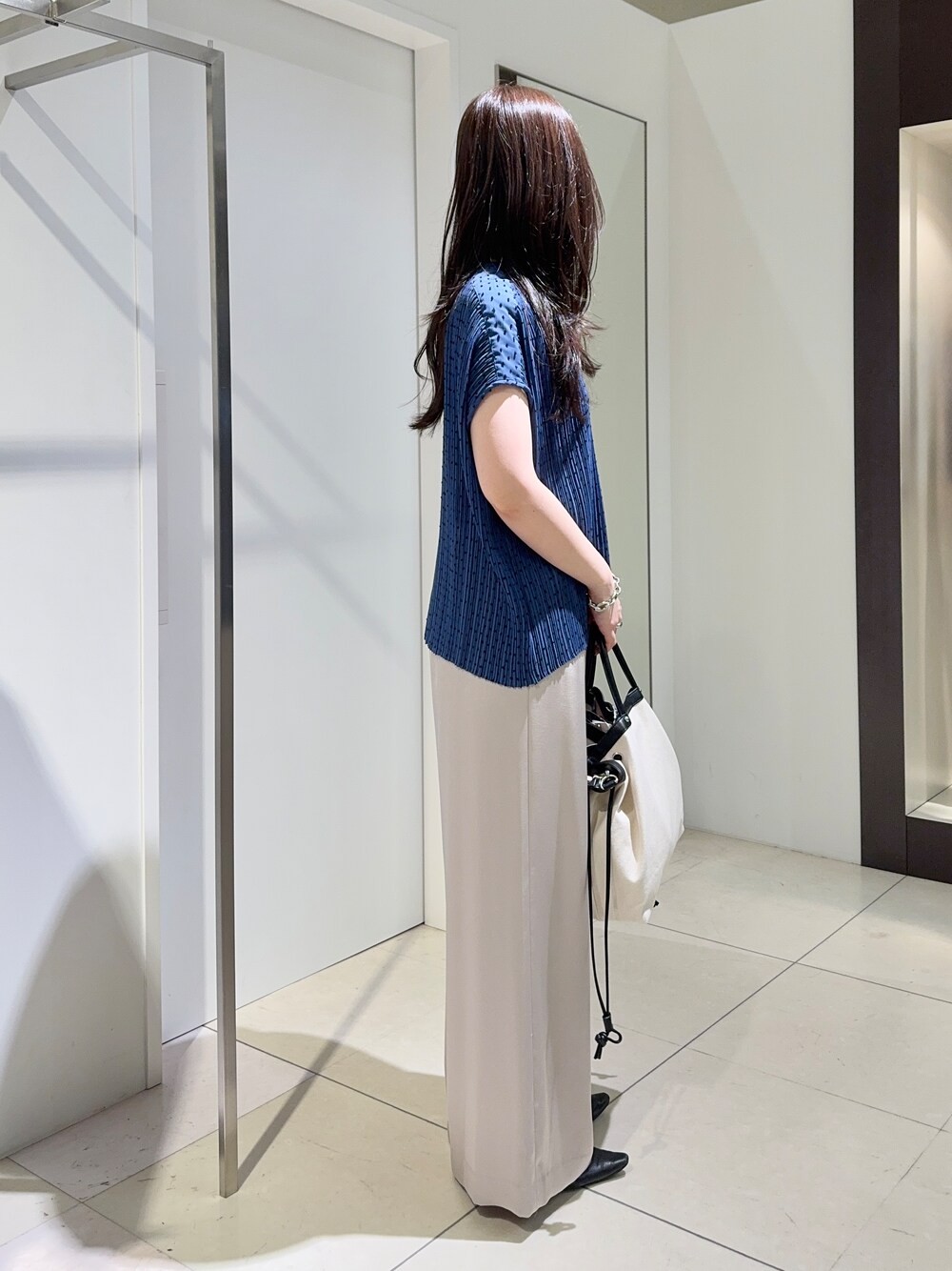 ブルー系のシャツ/ブラウス、ベージュ系のその他パンツを着用したレディースの夏コーディネートの2枚目の写真