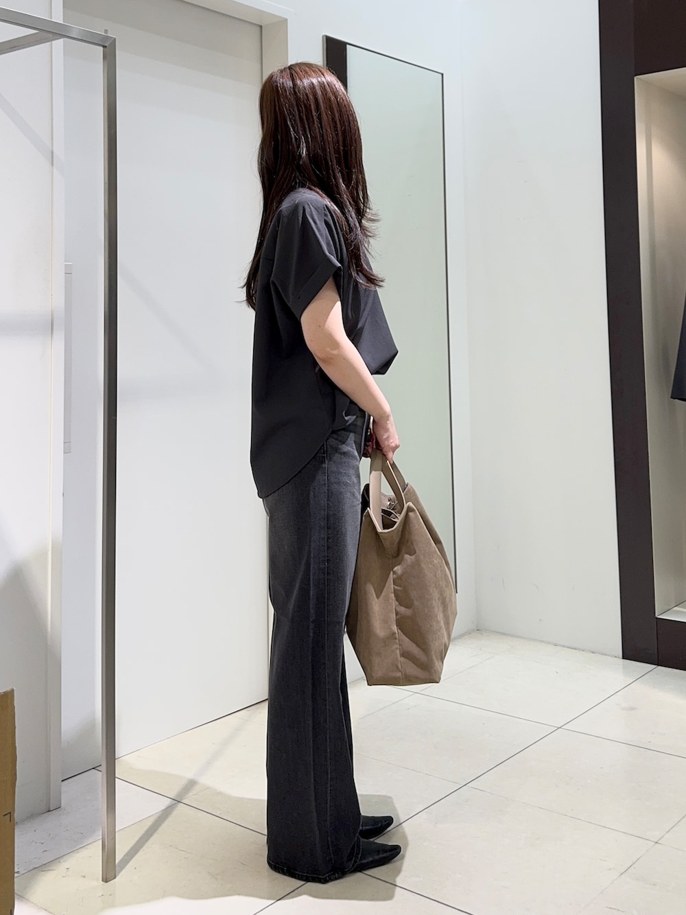 グレー系のシャツ/ブラウス、ブラック系のデニムパンツ、シルバー系のネックレスを着用したレディースの夏コーディネートの2枚目の写真