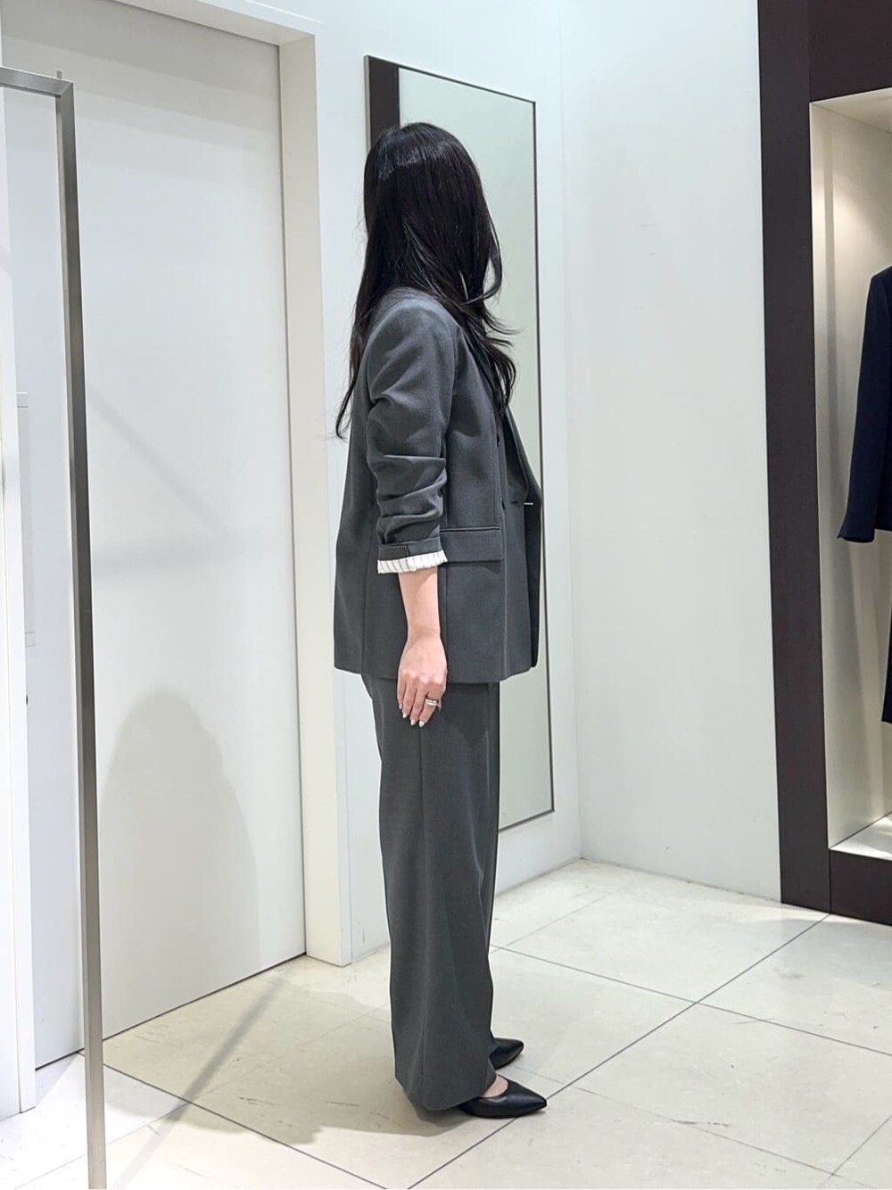 グレー系のテーラードジャケット、ブラック系のニット/セーター、グレー系のその他パンツを着用したレディースの冬コーディネートの2枚目の写真