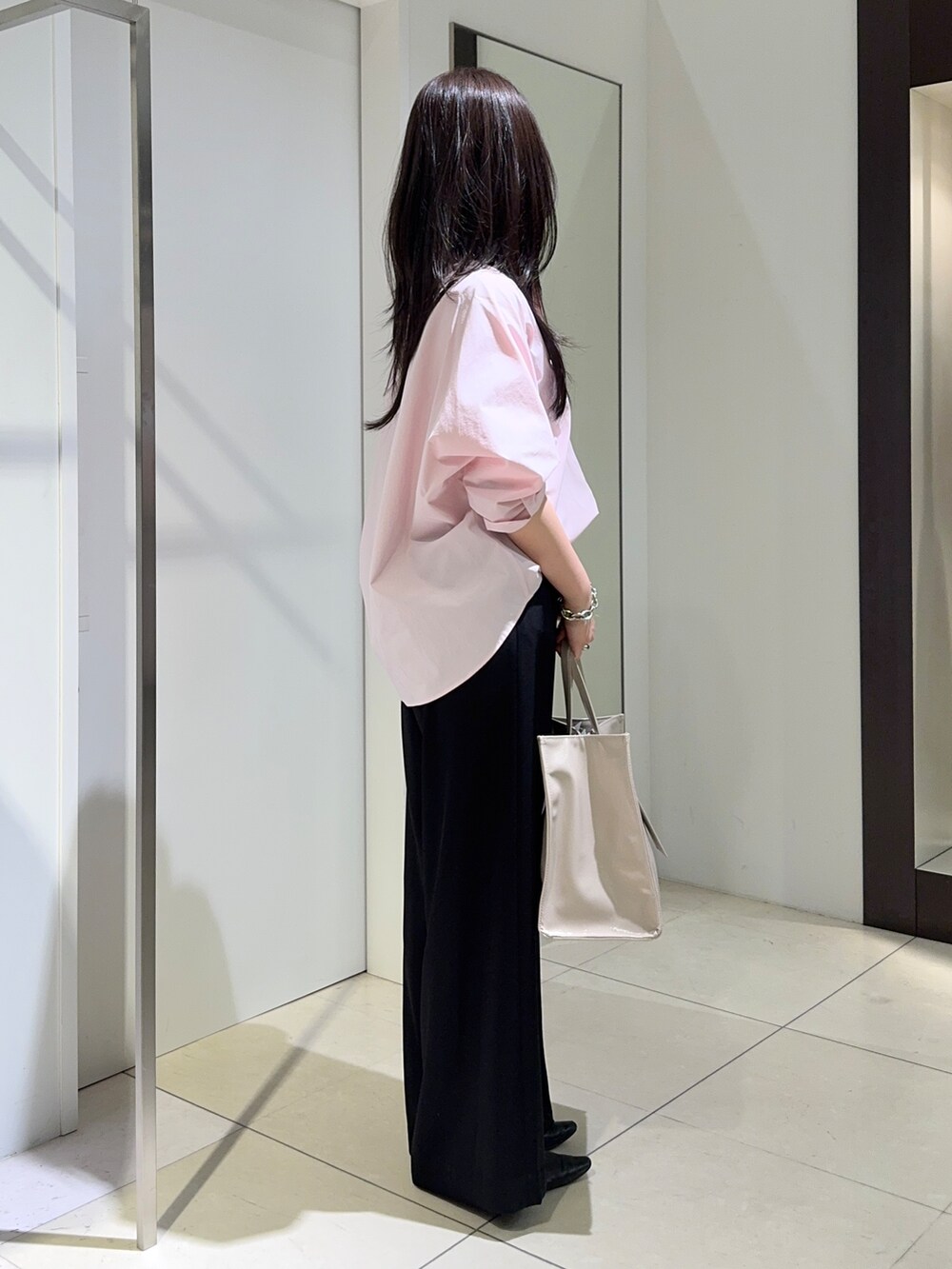 ピンク系のシャツ/ブラウス、ブラック系のその他パンツ、ベージュ系のトートバッグを着用したレディースの夏コーディネートの2枚目の写真