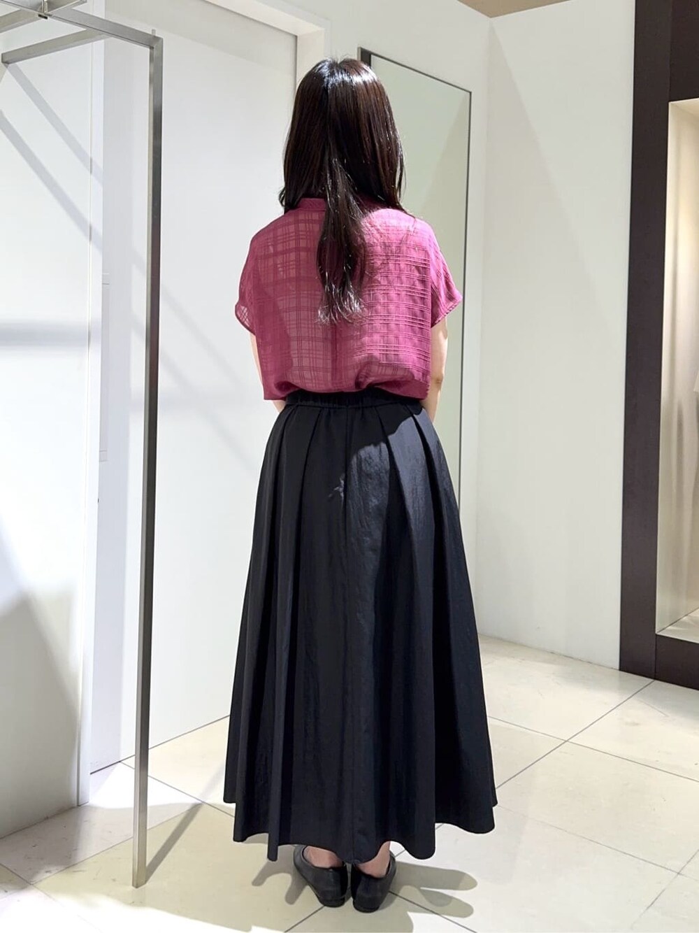 レッド系のシャツ/ブラウス、ブラック系のスカートを着用したレディースの夏コーディネートの2枚目の写真