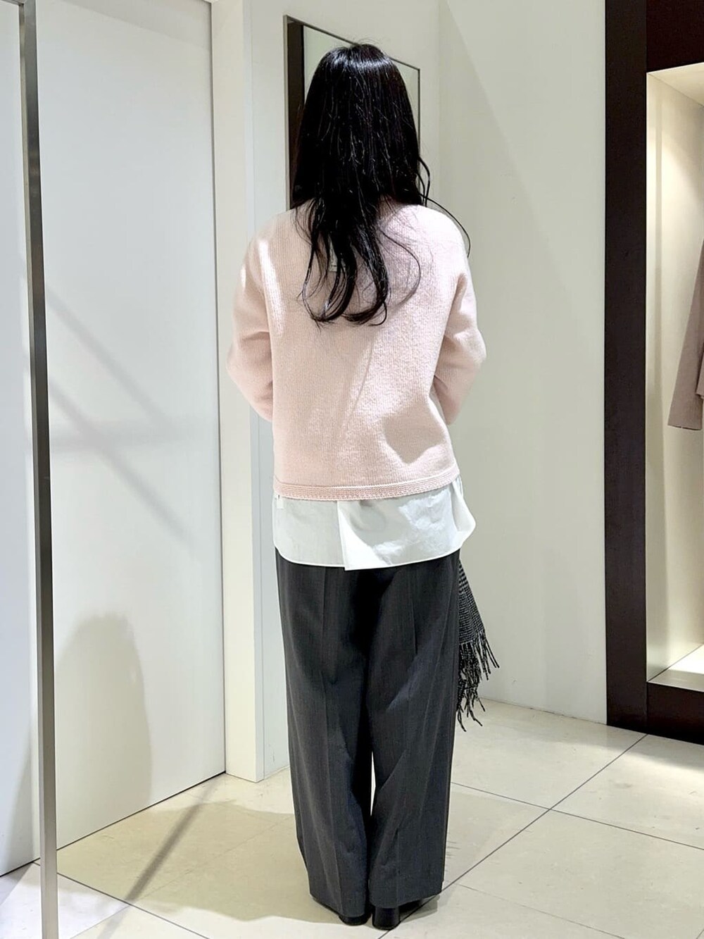 ピンク系のニット/セーター、ホワイト系のシャツ/ブラウス、グレー系のその他パンツを着用したレディースの冬コーディネートの3枚目の写真