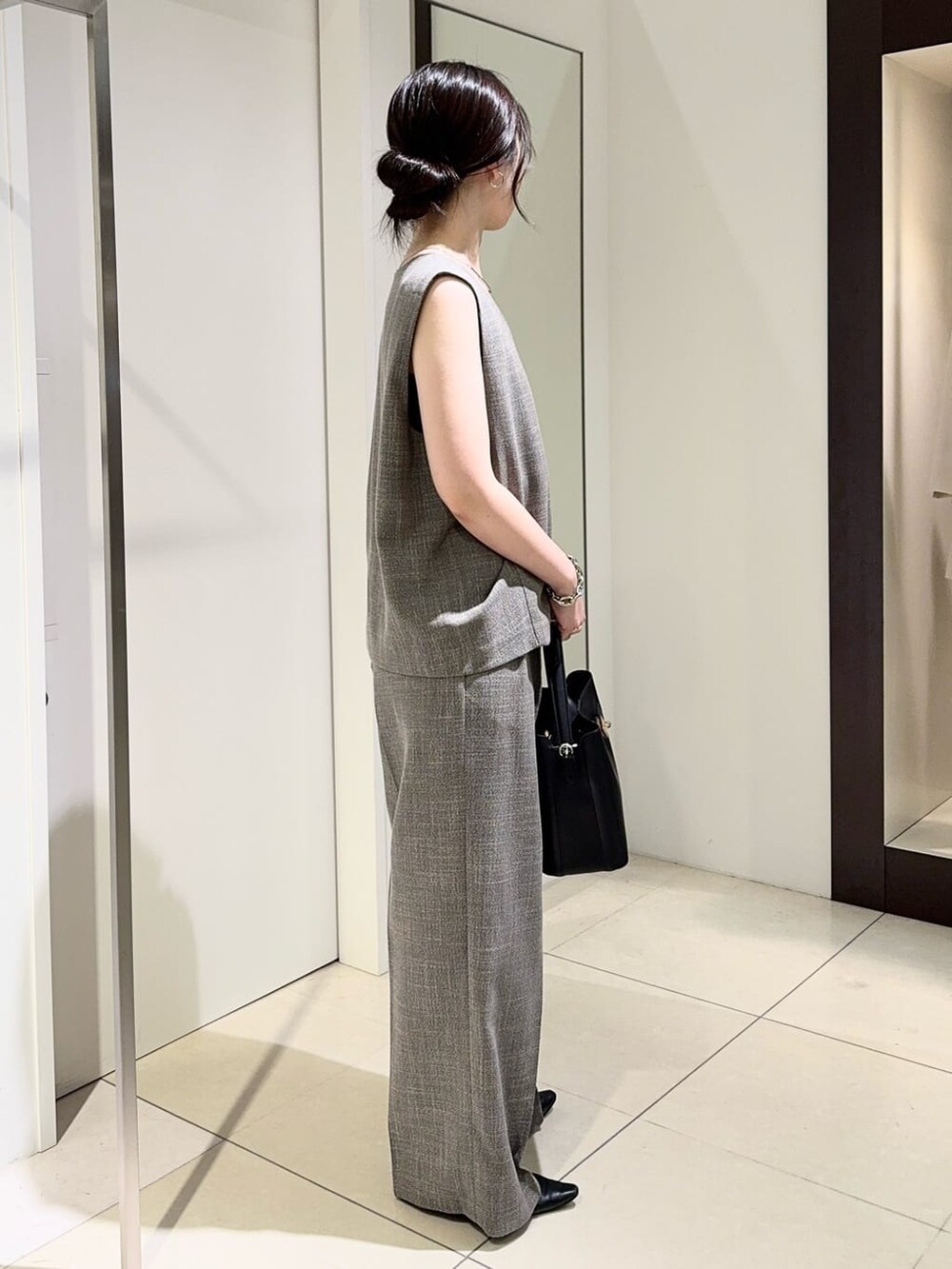 ベージュ系のシャツ/ブラウス、ブラック系のタンクトップ、ベージュ系のその他パンツを着用したレディースの夏コーディネートの2枚目の写真