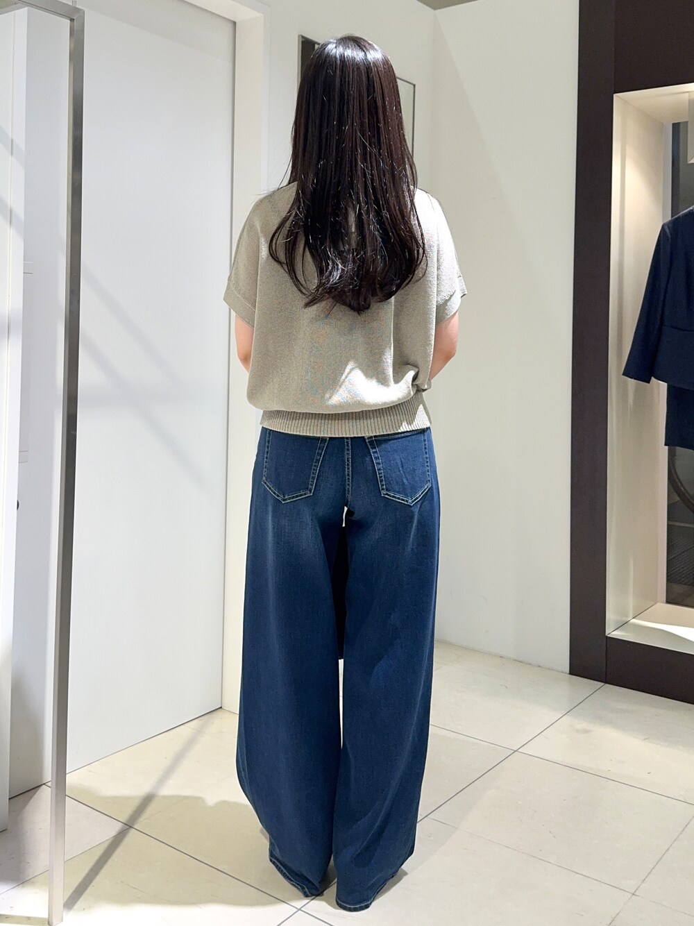 グリーン系のカーディガン/ボレロ、ブルー系のデニムパンツ、ブラック系のパンプスを着用したレディースの春コーディネートの3枚目の写真