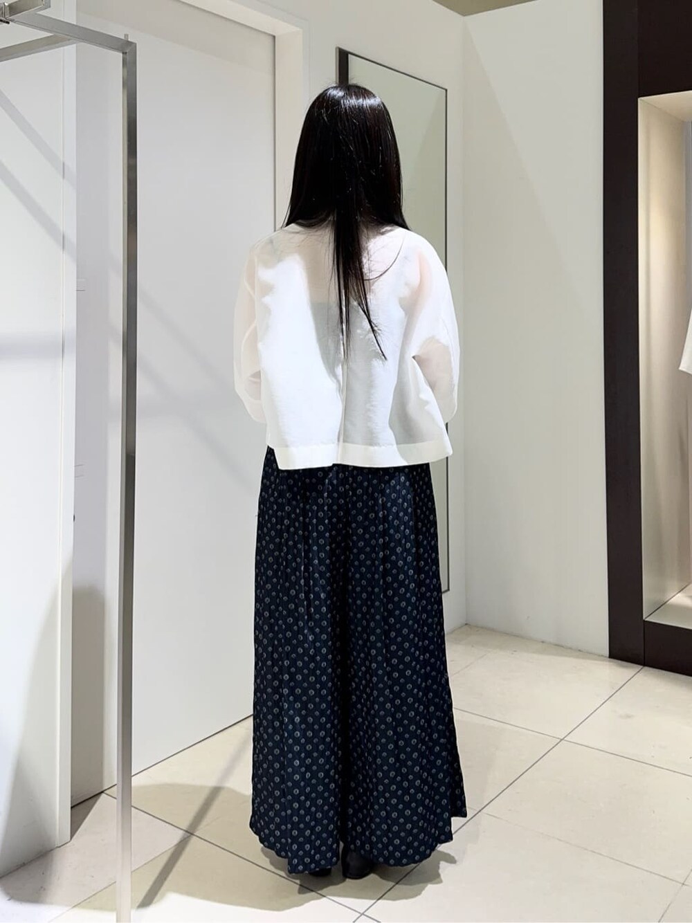 ホワイト系のシャツ/ブラウス、ブルー系のその他パンツを着用したレディースの春コーディネートの3枚目の写真