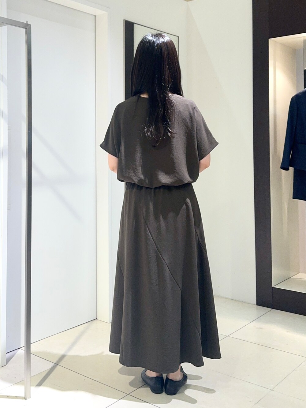 ブラウン系のシャツ/ブラウスを着用したレディースの春コーディネートの3枚目の写真