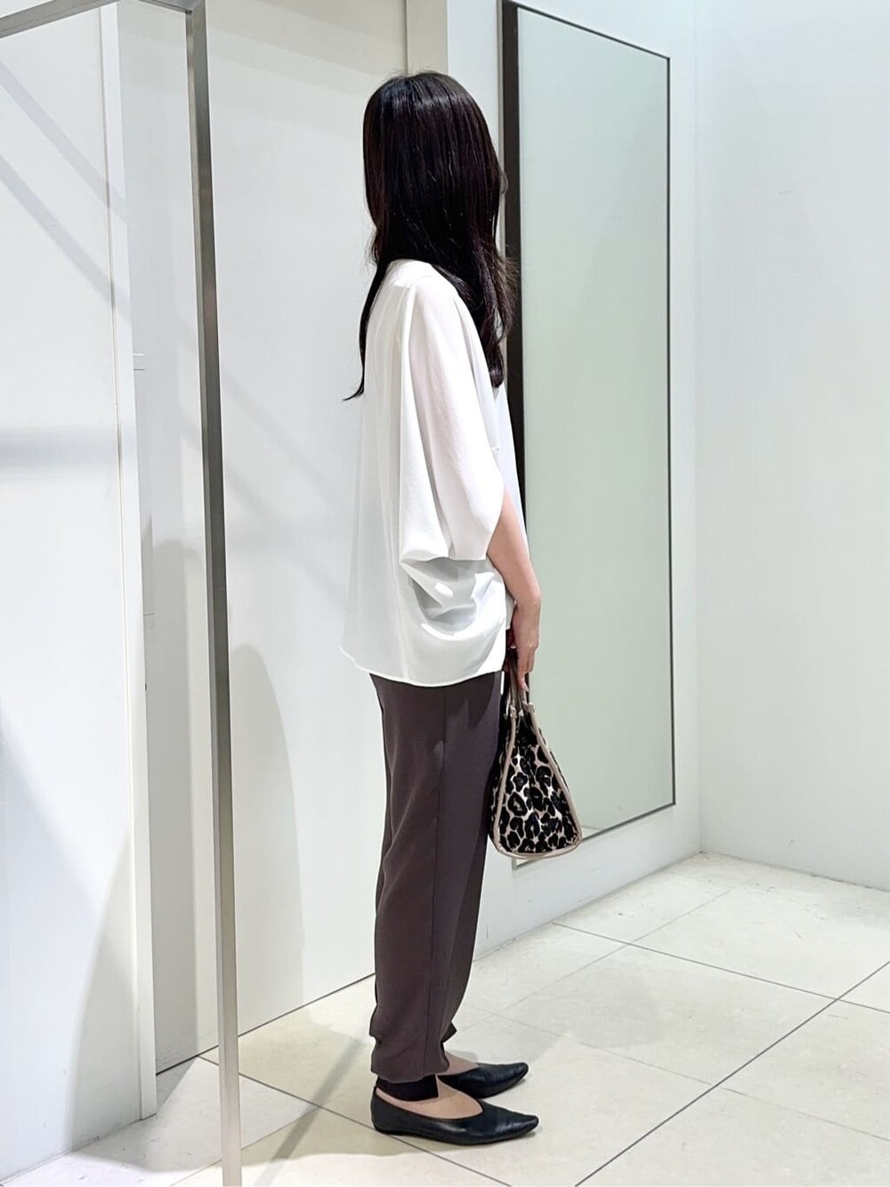 ホワイト系のTシャツ/カットソー、ブラウン系のその他パンツを着用したレディースの夏コーディネートの2枚目の写真