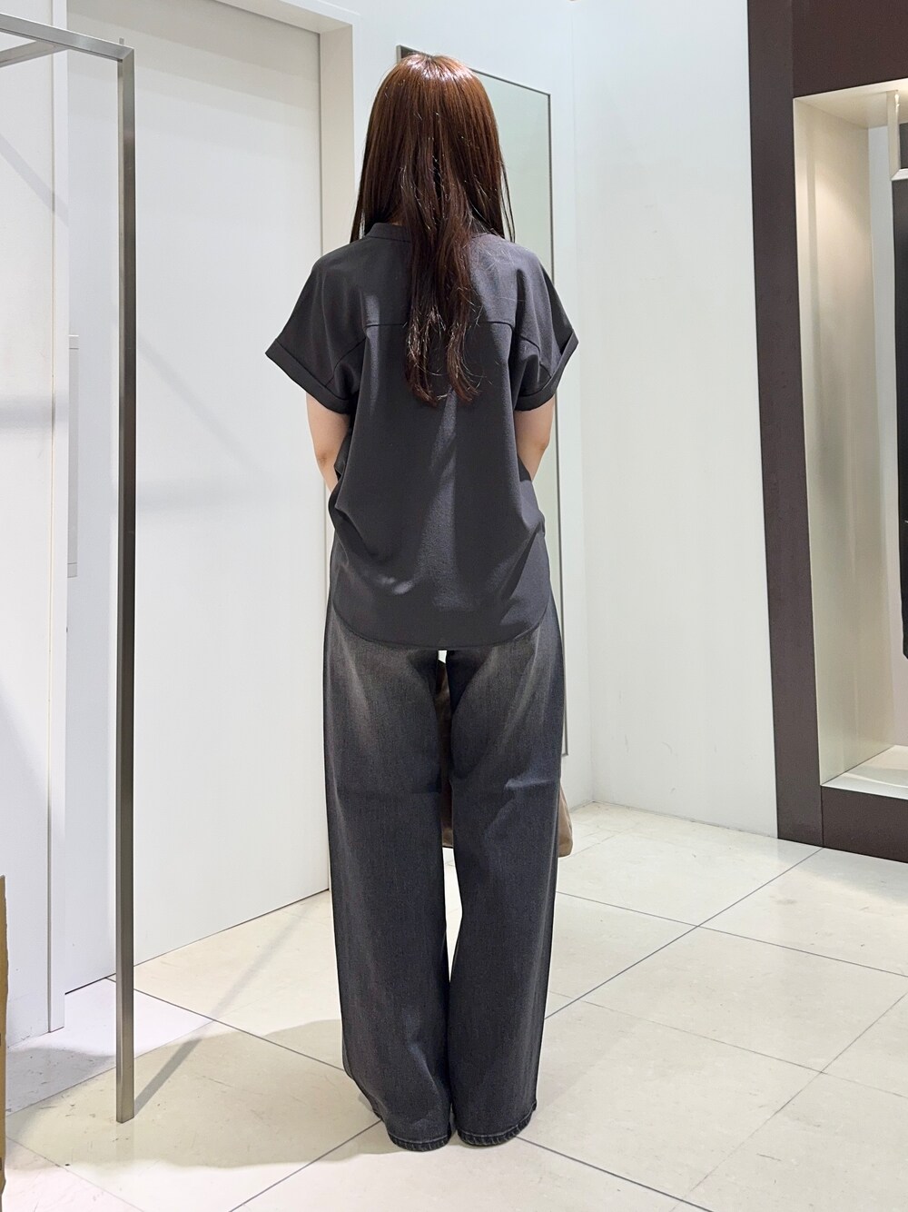 グレー系のシャツ/ブラウス、ブラック系のデニムパンツ、シルバー系のネックレスを着用したレディースの夏コーディネートの3枚目の写真
