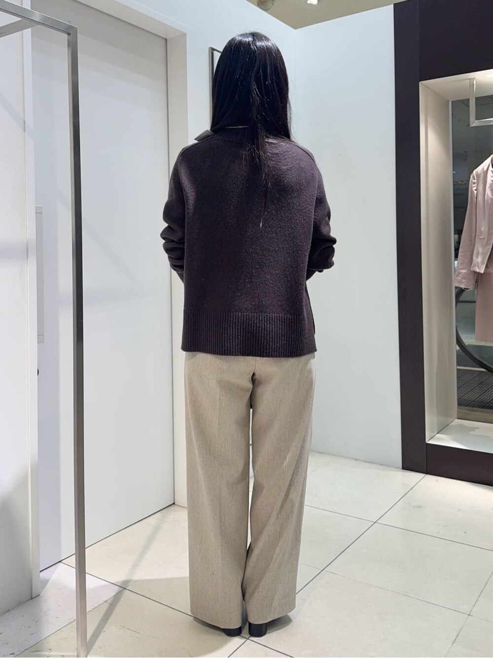 ブラウン系のニット/セーター、ベージュ系のその他パンツを着用したレディースの冬コーディネートの3枚目の写真