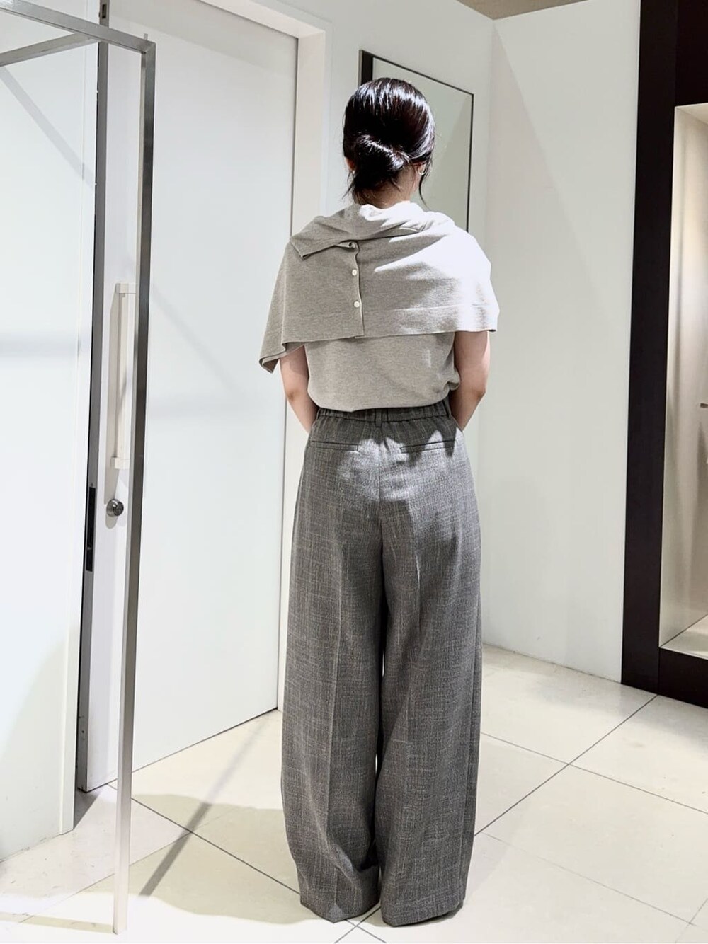 ベージュ系のニット/セーター、ホワイト系のTシャツ/カットソー、ベージュ系のカーディガン/ボレロを着用したレディースの夏コーディネートの3枚目の写真