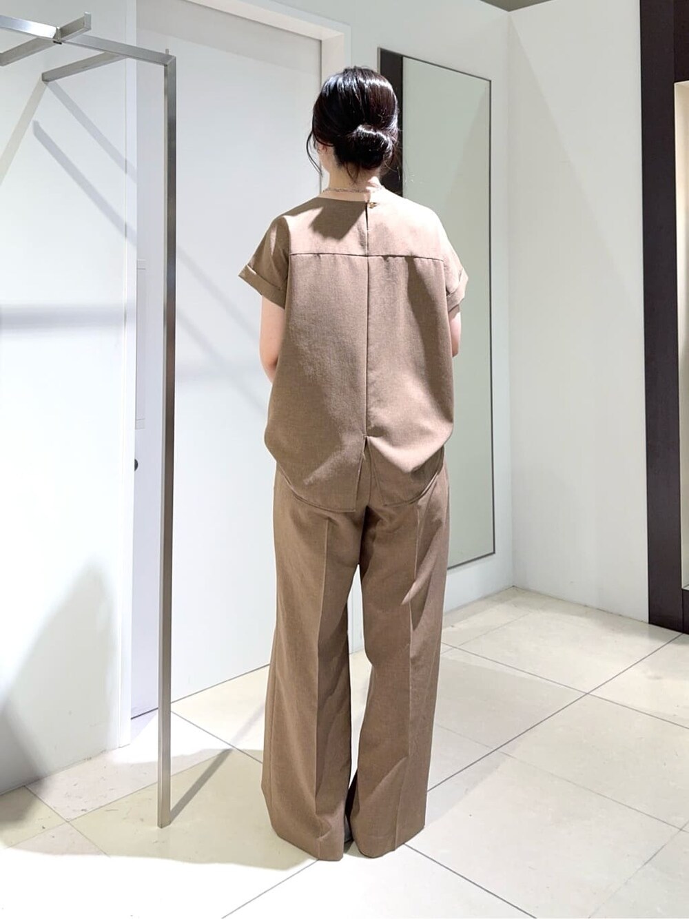 ブラウン系のシャツ/ブラウス、ブラウン系のその他パンツを着用したレディースの夏コーディネートの3枚目の写真