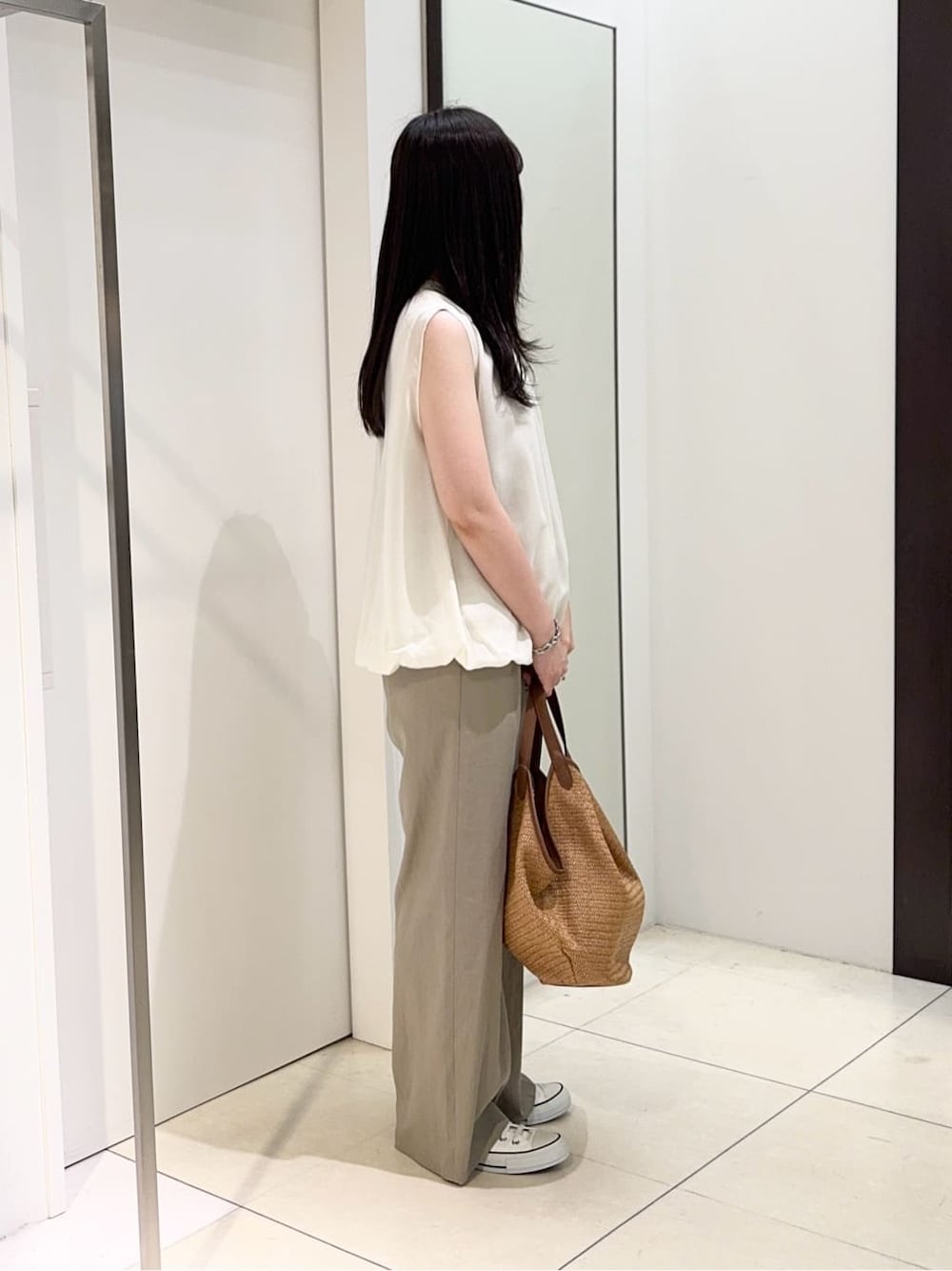 ホワイト系のシャツ/ブラウス、グリーン系のその他パンツを着用したレディースの夏コーディネートの2枚目の写真