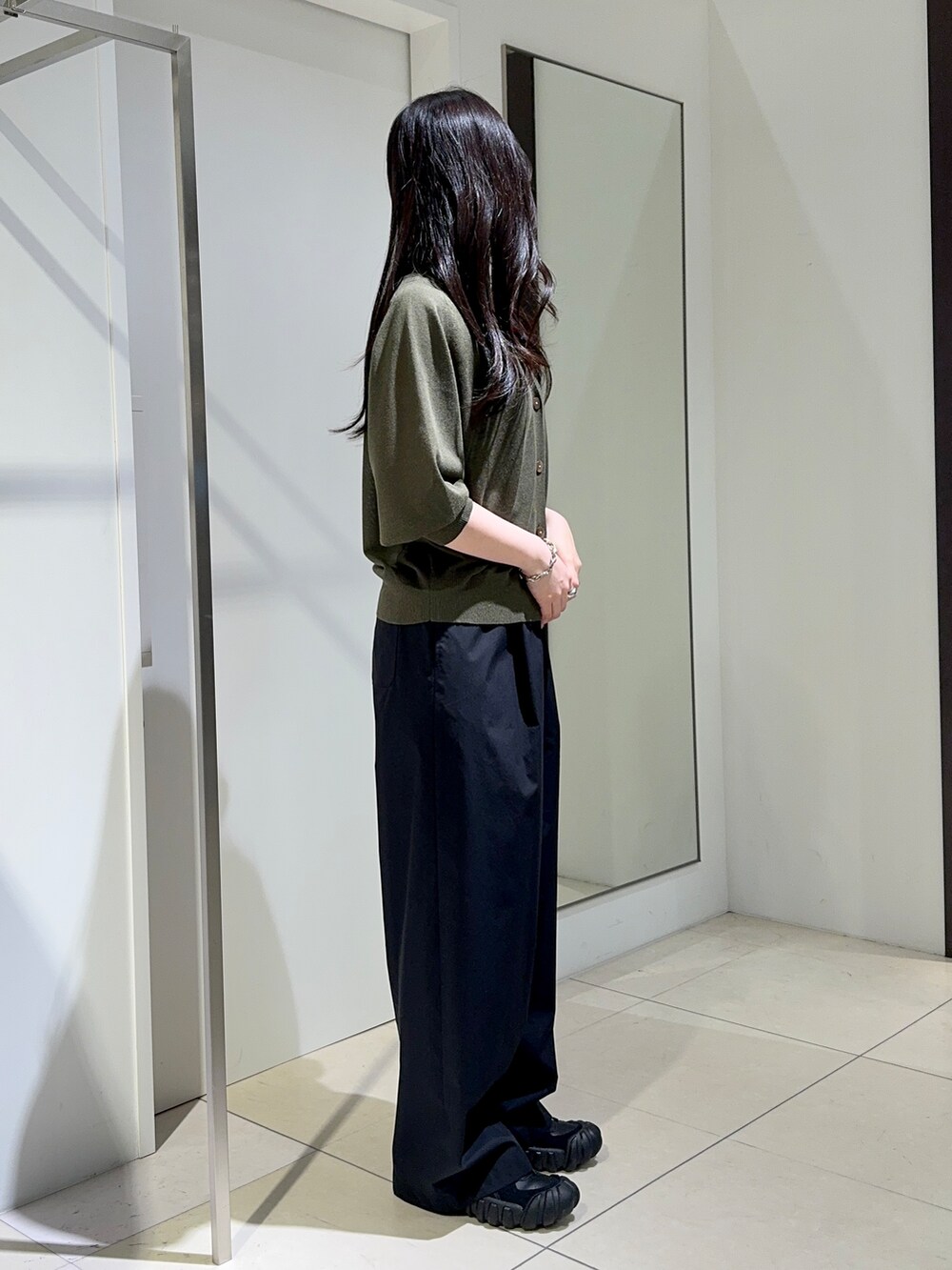 グリーン系のカーディガン/ボレロ、ブラック系のその他パンツを着用したレディースの春コーディネートの2枚目の写真