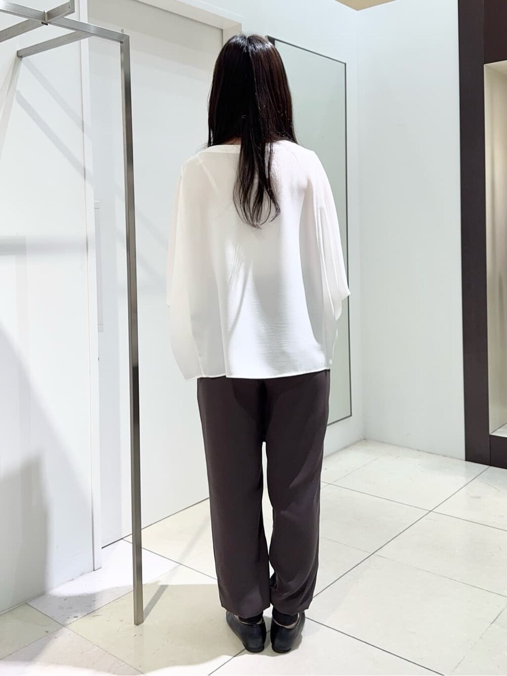 ホワイト系のTシャツ/カットソー、ブラウン系のその他パンツを着用したレディースの夏コーディネートの3枚目の写真