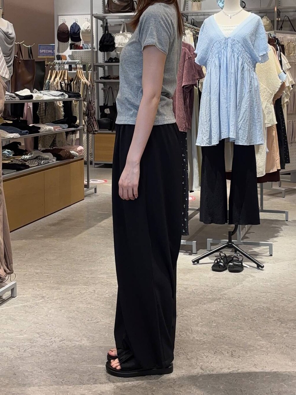 ブラック系のその他パンツ、ブラック系のサンダル、グレー系のTシャツ/カットソーを着用したレディースの夏コーディネートの2枚目の写真