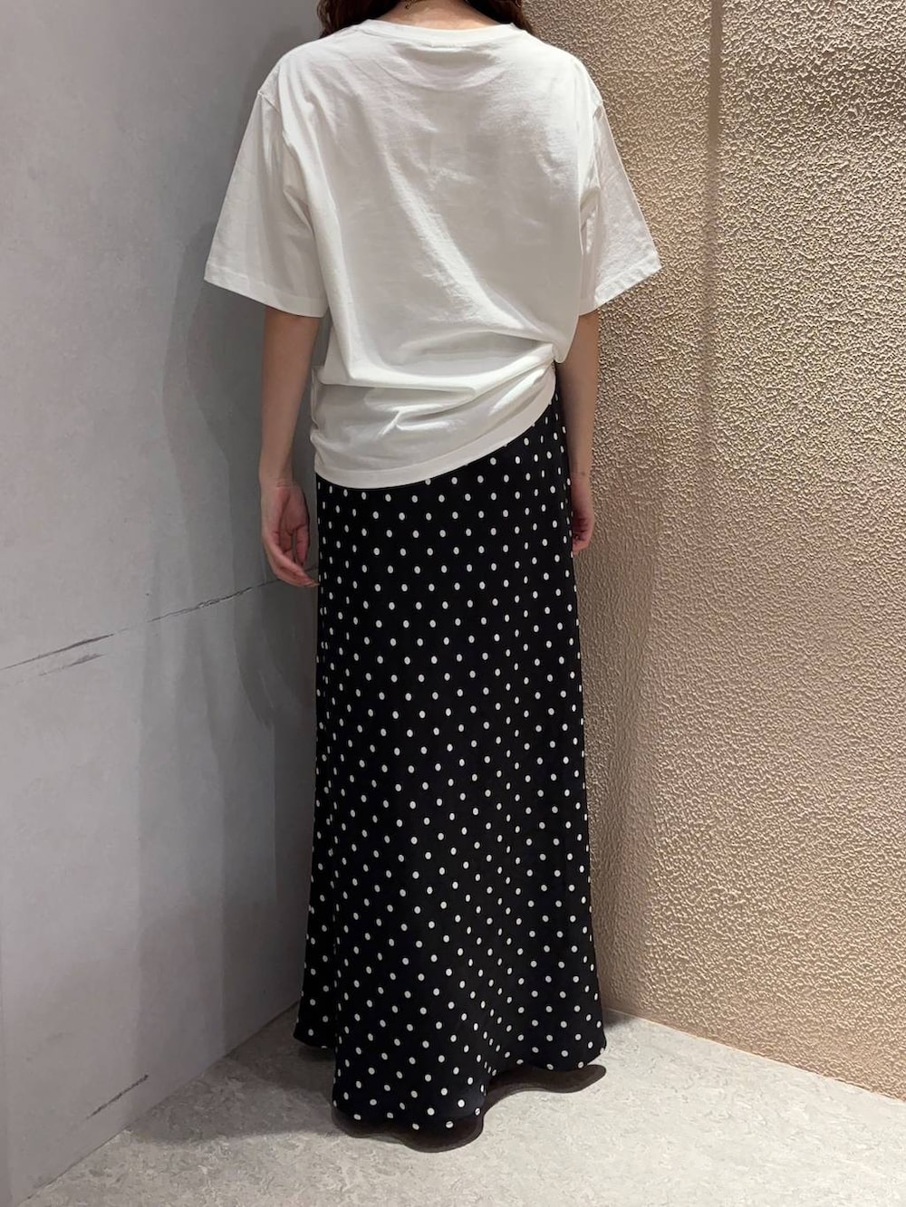 ブラック系のスカート、ブラック系のサンダルを着用したレディースの夏コーディネートの3枚目の写真