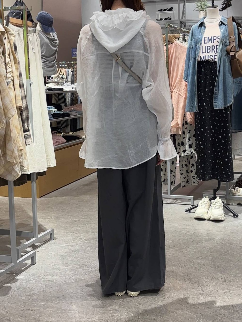 グレー系のその他パンツ、ホワイト系のシャツ/ブラウス、ホワイト系のスニーカーを着用したレディースの春コーディネートの3枚目の写真