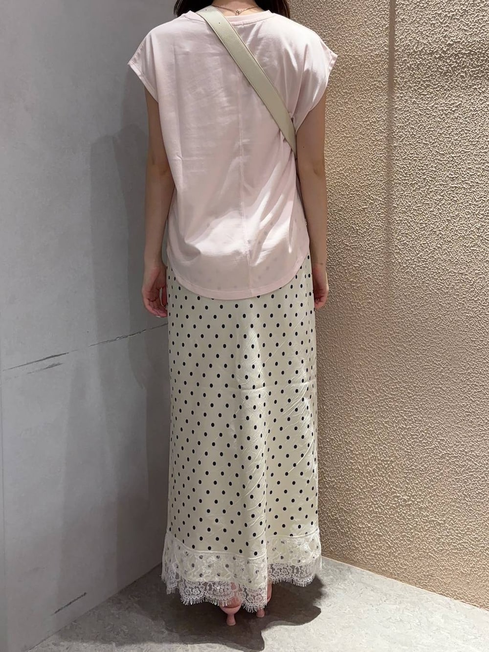ピンク系のTシャツ/カットソー、ホワイト系のショルダーバッグ、ホワイト系のスカートを着用したレディースの夏コーディネートの3枚目の写真